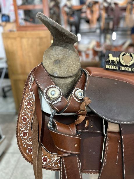 Silla charra cincelada a mano, herraje venado F16 OUTLET - Tiendacharra.com - Bodega Tienda Charra