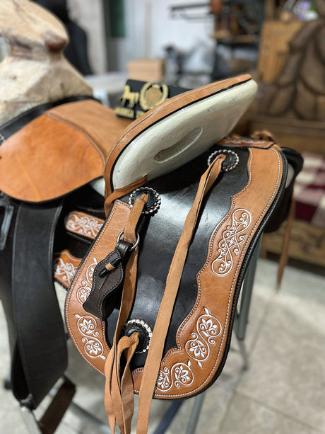 Silla charra en cuero látigo, cola de pato c.canela F16 OUTLET - Tiendacharra.com - Bodega Tienda Charra