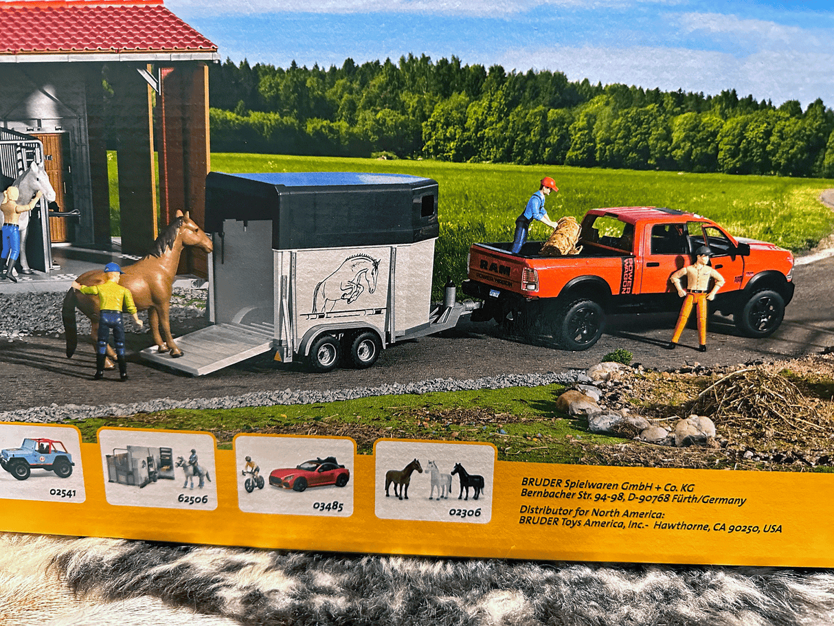 Camioneta RAM con traila y caballo BRUDER